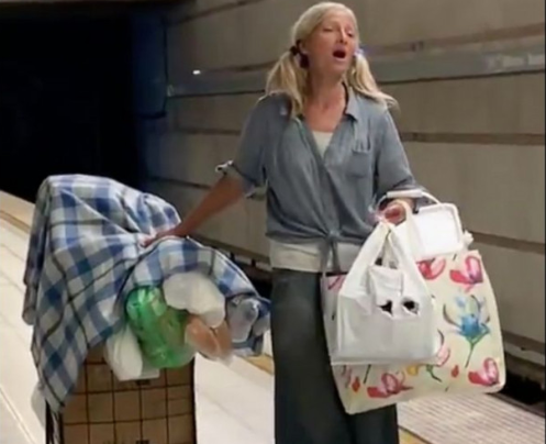 У США бездомна співачка підписує контракт з продюсером