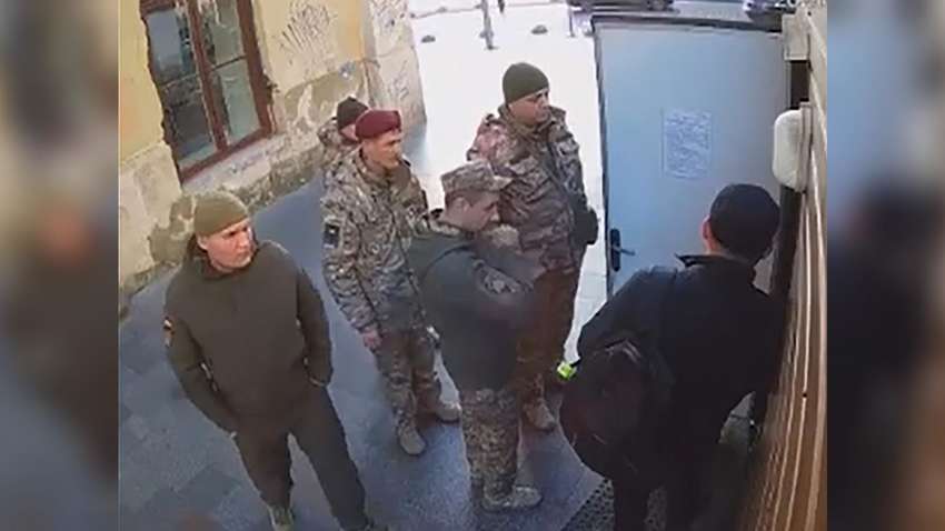 Семеро на одного: во Львове работники ТЦК силой "мобилизовали" парковщика прямо с работы (ВИДЕО) Семеро на одного: во Львове работники ТЦК силой "мобилизовали" парковщика прямо с работы (ВИДЕО)