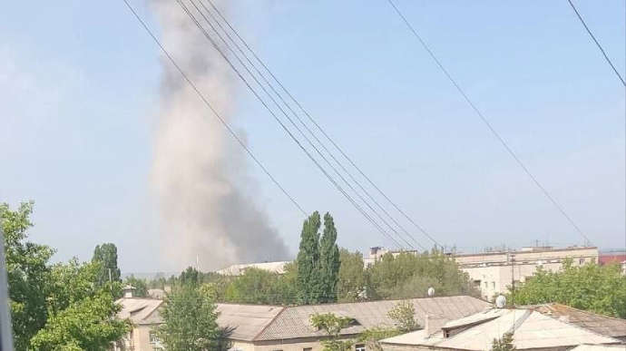 В Луганске снова «прилет» – над городом черный дым В Луганске снова «прилет» – над городом черный дым