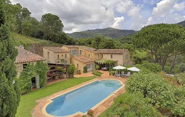 Из-за лесных пожаров во Франции загорелся особняк известного актера: в доме находились люди Из-за лесных пожаров во Франции загорелся особняк известного актера: в доме находились люди