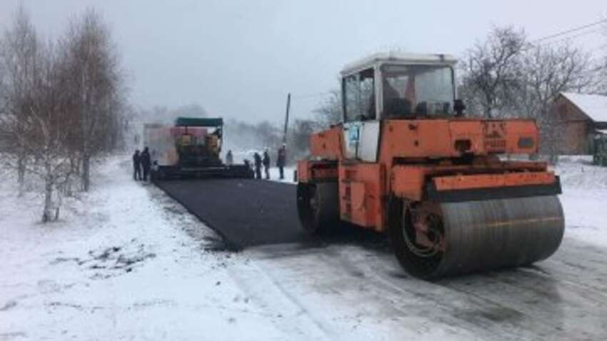 Асфальт в снег: в Соломенском районе Киева заметили дорожников за работой на гололедице