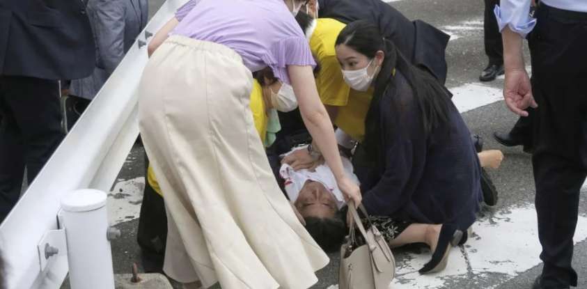 На бывшего премьер министра Японии совершено покушение: в Сети появилось видео нападения На бывшего премьер министра Японии совершено покушение: в Сети появилось видео нападения