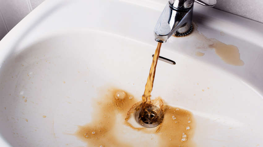 Жити по-багатому: замість води в Криму тече “капучіно” Жити по-багатому: замість води в Криму тече “капучіно”