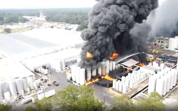 В США прогремели взрывы: где вспыхнул масштабный пожар