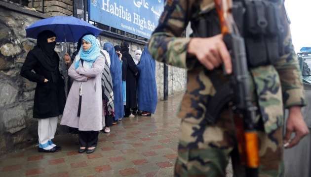 В Афганистане подорвали грузовик со взрывчаткой: много раненых В Афганистане подорвали грузовик со взрывчаткой: много раненых