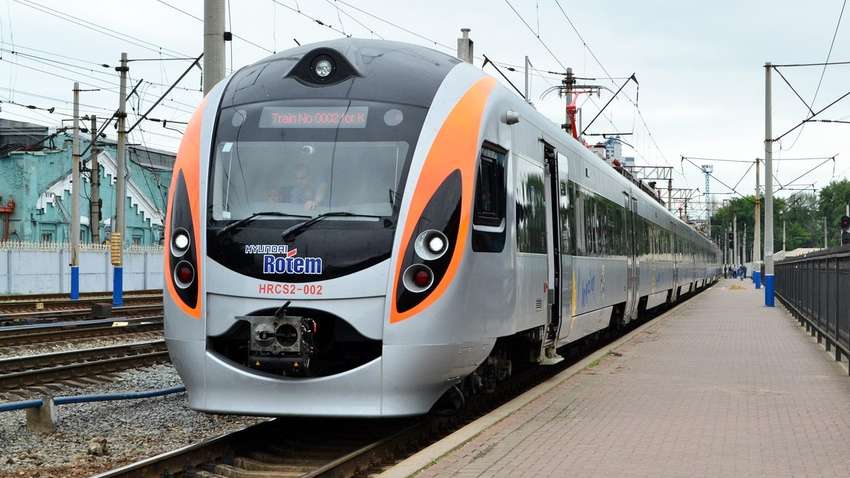 Укрзалізниця відправить два додаткових поїзди за українцями до Польщі