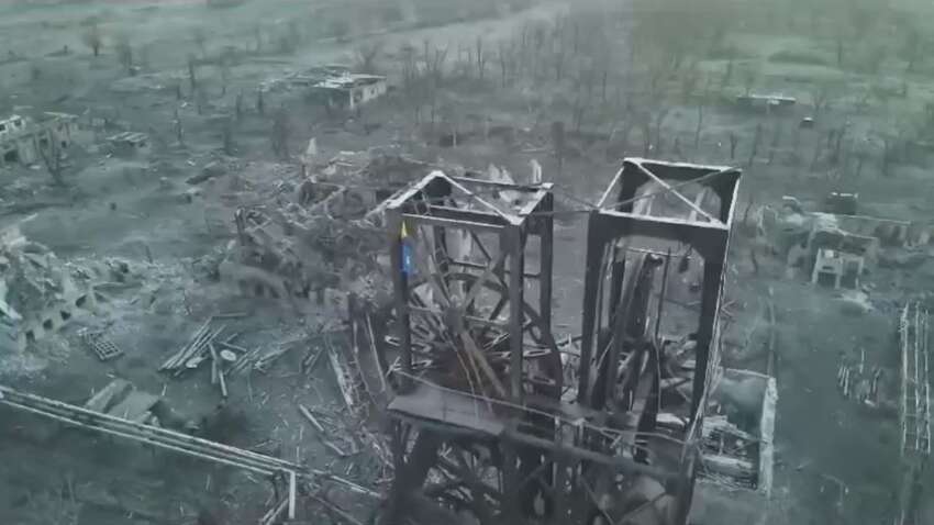 Не все втрачено: українці скинули окупанта разом з триколором з шахти в Торецьку (ВІДЕО)