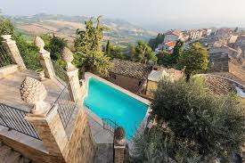 Где в Европе можно арендовать целую деревню с крепостью всего за $21 Где в Европе можно арендовать целую деревню с крепостью всего за $21