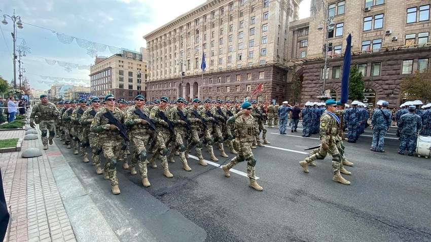 Украинские военные, маршируя по Крещатику, снова исполнили бессмертный хит о Путине Украинские военные, маршируя по Крещатику, снова исполнили бессмертный хит о Путине