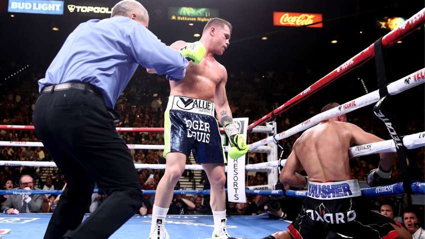 Мексиканец Альварес нокаутировал россиянина Ковалева и осуществил историческое достижение