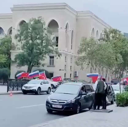 На улицах Баку появились российские флаги: что происходит На улицах Баку появились российские флаги: что происходит