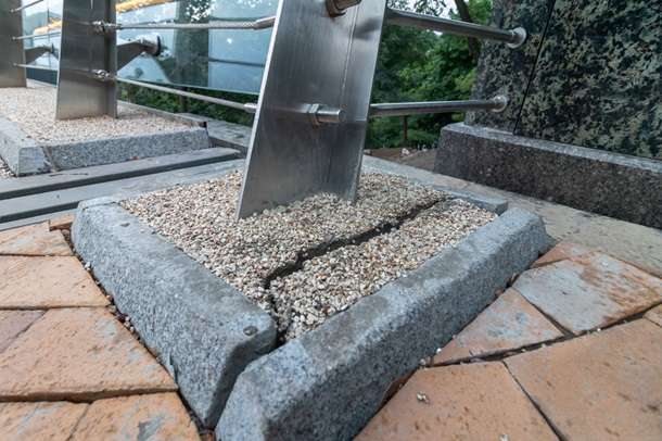 На "мосту Кличко" появилась трещина, - ФОТО, ВИДЕО