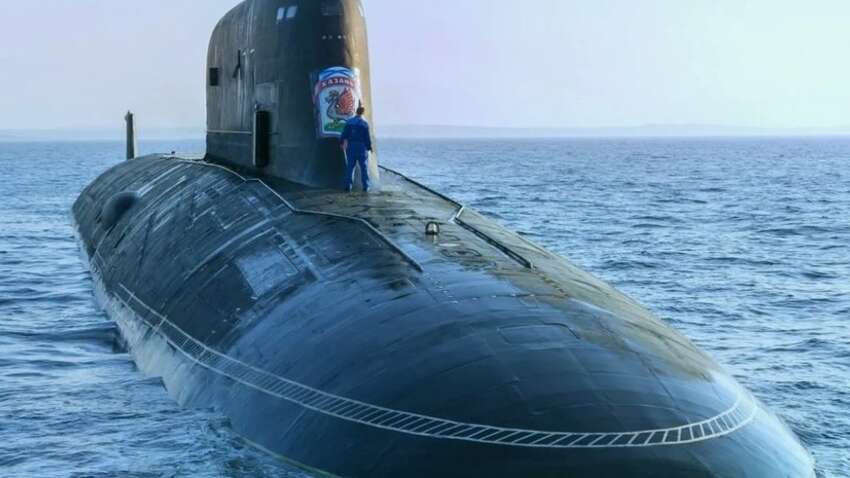 РФ готова ударить: кто теперь сопровождает танкер, который преследуют США