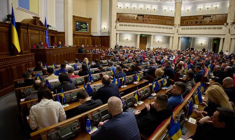 Популизм или стоящее дело: почему в Раде захотели забрать деньги у партий и направить их на ВСУ