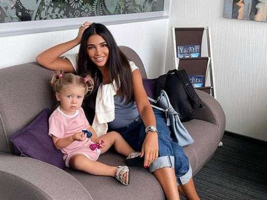 Залишила на дружину колишнього: Дімопулос полетіла на сімейний відпочинок без хворого сина