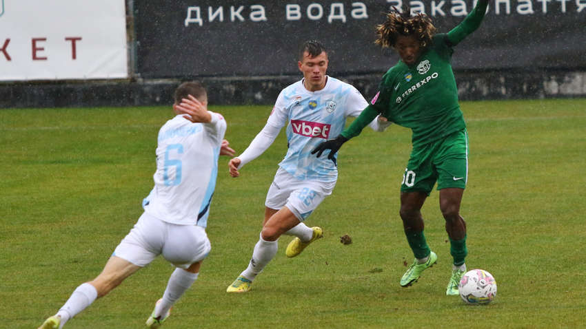 “Минай” та “Ворскла” намагалися грати у футбол: перемогло поле (відео)
