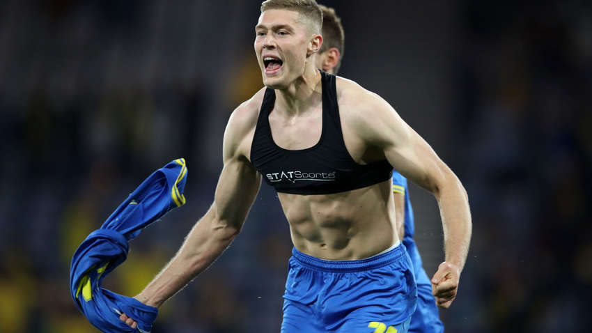 «Ліфчик» Довбика: навіщо спортсменам потрібен «топик» під футболкою