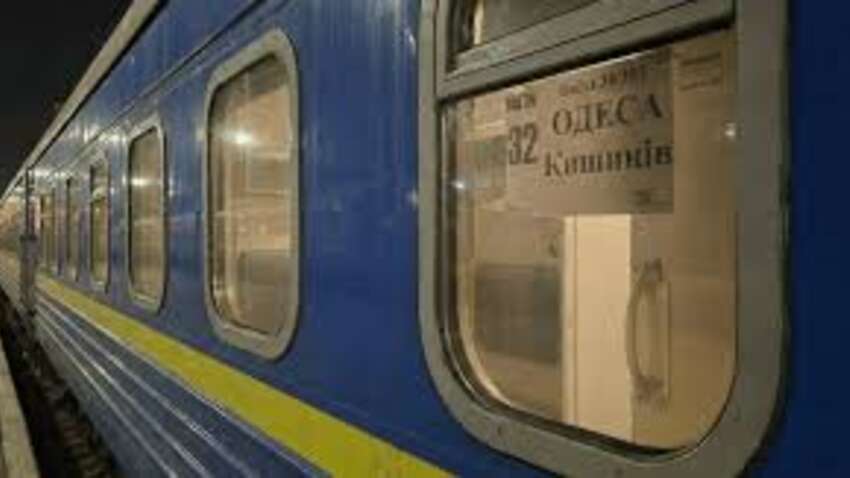 Из-за обстрелов и проблем на границе: Украина срочно запускает дополнительные вагоны в Кишинев
