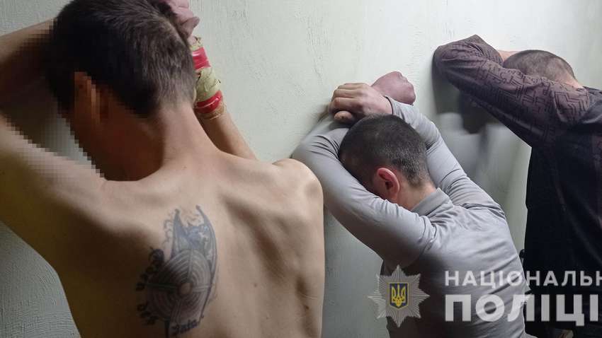 Банкіри із зони: викрито банду, учасники якої обчищали банківські картки українців прямо із в'язниці