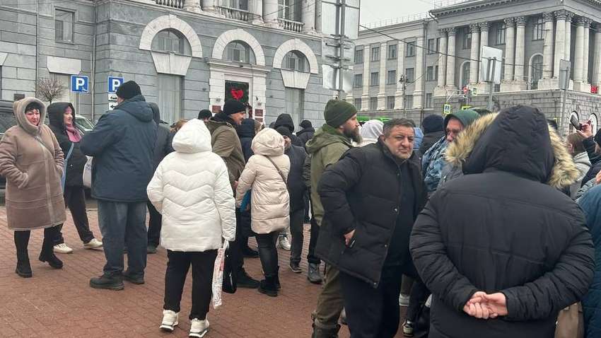 Кинель любви и терпения к Путину: в Курской области обманутые россияне вышли на улицы (ВИДЕО)