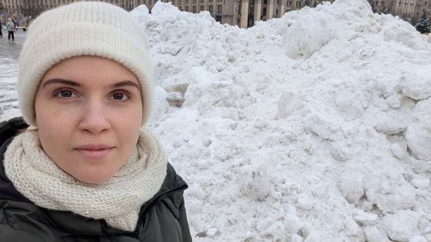 «Харків'яни мають право кепкувати»: нардепка Безугла опублікувала фото на фоні величезного кучугуру в Києві