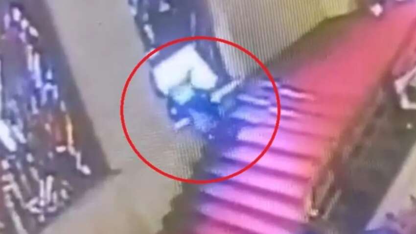 В Италии политик споткнулся и разбил уникальный витраж в музее (ВИДЕО) В Италии политик споткнулся и разбил уникальный витраж в музее (ВИДЕО)