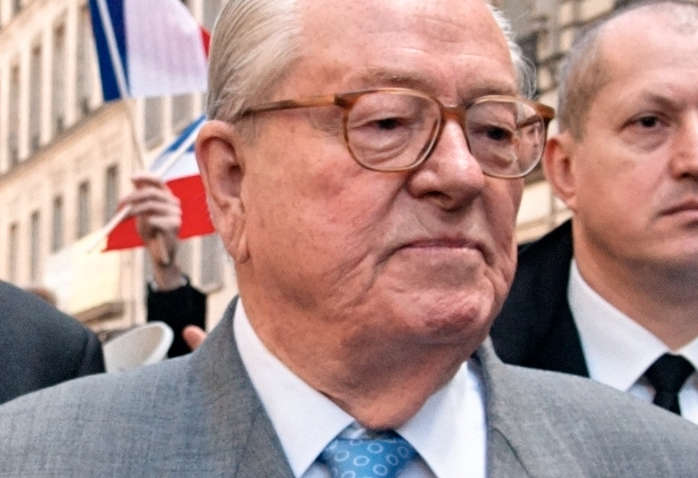 Відомий французький політик потрапив до лікарні: про кого мова