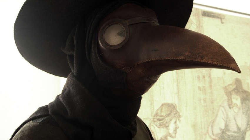 Видеофакт: «чумного врача» заметили в супермаркете на Тернопольщине