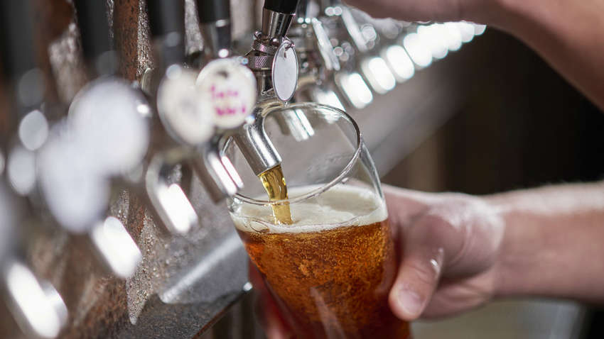 Лікар розповів, чому небезпечно пити пиво у спеку