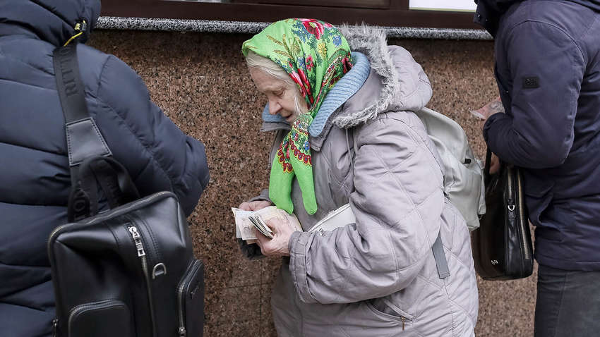 Бедность в Украине: зарплаты растут, но денег больше не становится