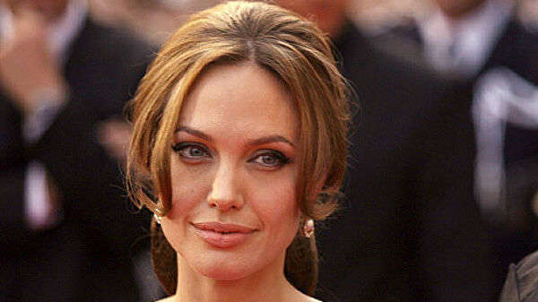 Анжелина Джоли пустила с молотка картину Черчилля