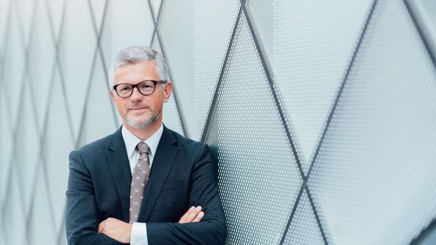 Посол рассказал, кто в ЕС помогает России покупать сотни БМП ежедневно