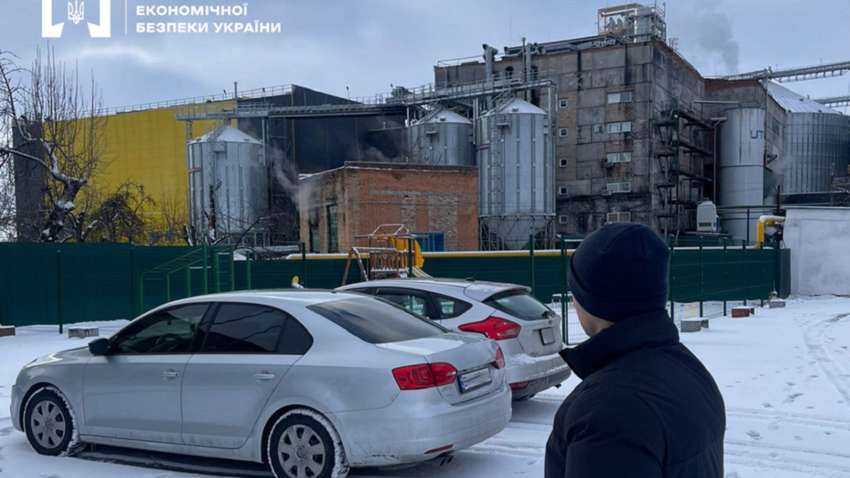 Велику партію нелегального спирту знайшли на Київщині: як його використовували