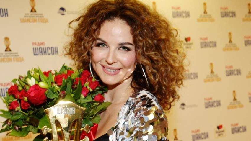 Втратила свідомість під час корпоративу: російська співачка бореться за життя в реанімації