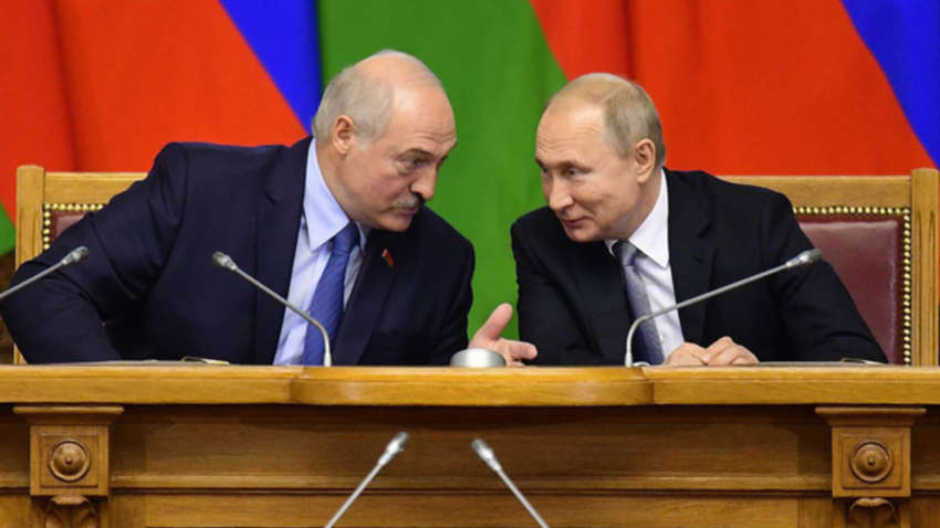 Как "заблокированный" Лукашенко пытается "нащупать" путь в Крым