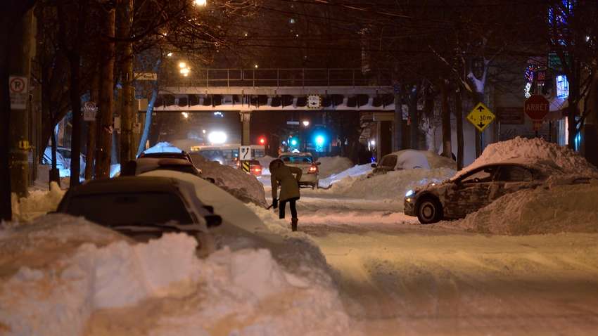 "Весь снег в Канаде": сотни горожан заблокированы в своих домах
