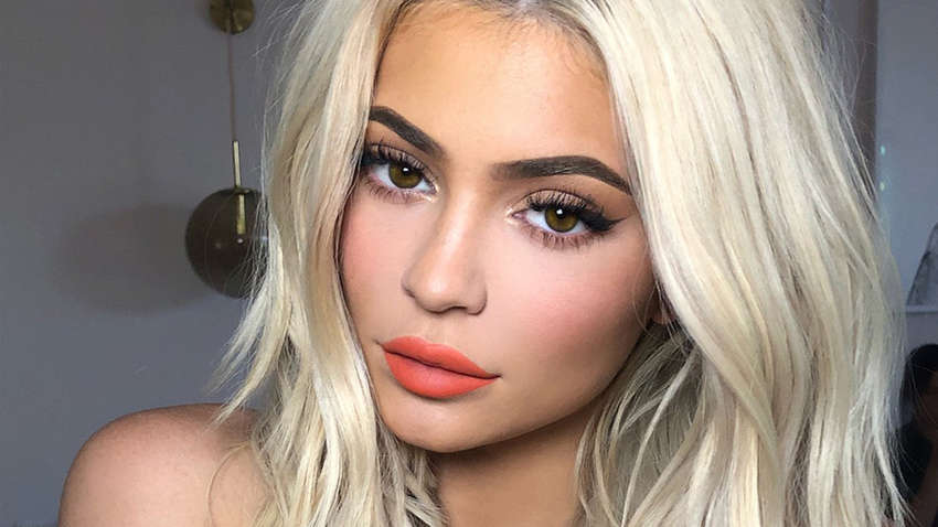 Кайли Дженнер показала самый модный маникюр этого лета