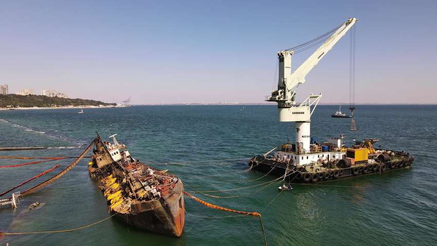 Суд наложил арест на танкер Delfi