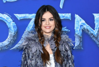 Премьера "Холодное сердце-2": Селена Гомес появилась на публике с младшей сестрой