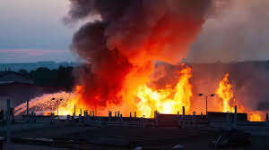 В РФ вирує масштабна пожежа: дрони розфрендили відомий нафтопровід