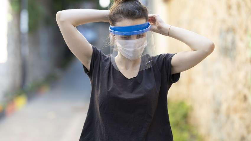 Власти требуют отказаться от пластиковых прозрачных масок в кафе, ресторанах и гостиницах