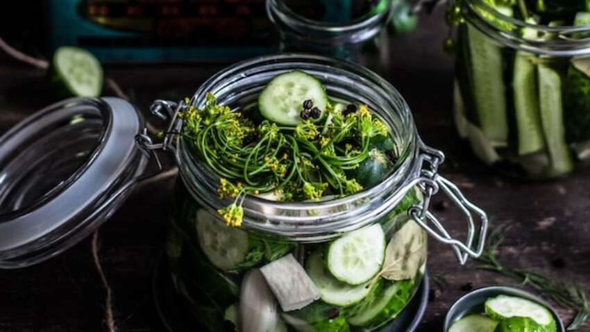 Мариновані огірки “по-фінськи” на зиму: оригінальна закуска без додаткової стерилізації