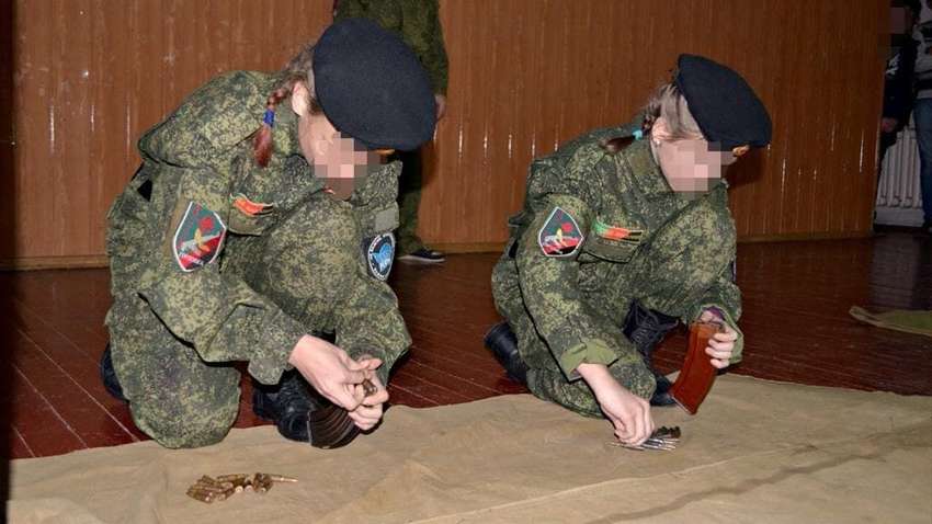 Від 10 років: бойовики на Донбасі готують неповнолітніх для участі в бойових діях (Фото)