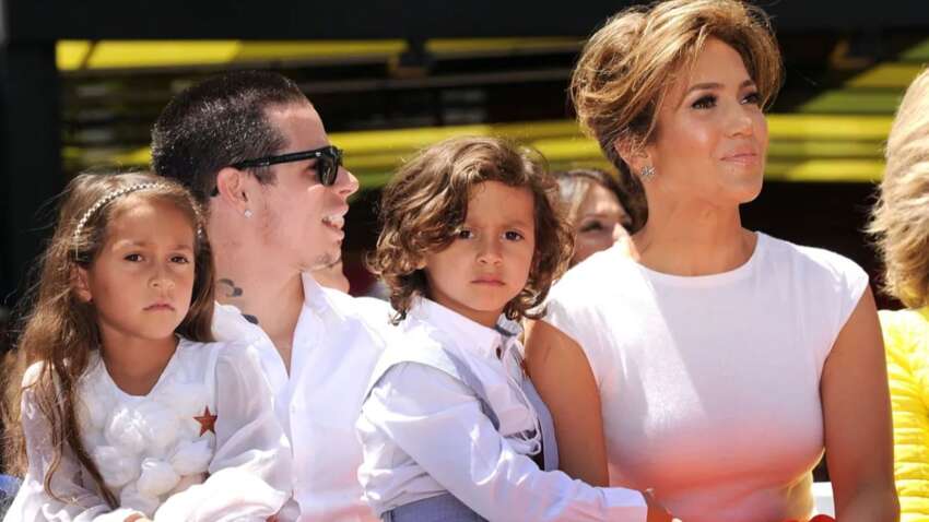 Дженнифер Лопес вышла в свет со своими 17-летними близнецами в Нью-Йорке (ФОТО)