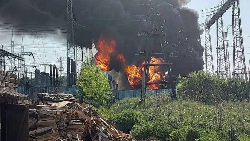 У Росії сталася сильна пожежа на електропідстанції в Алтаї: частина регіону без світла (ФОТО) У Росії сталася сильна пожежа на електропідстанції в Алтаї: частина регіону без світла (ФОТО)