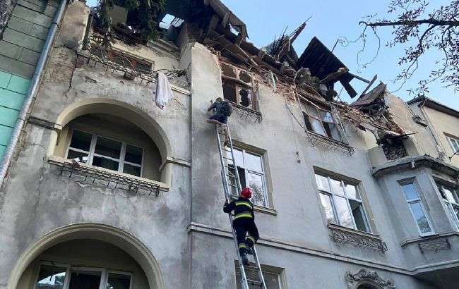 Скандал во Львове: СМИ обвинили в кликбейте за фото потерявшего семью мужчину