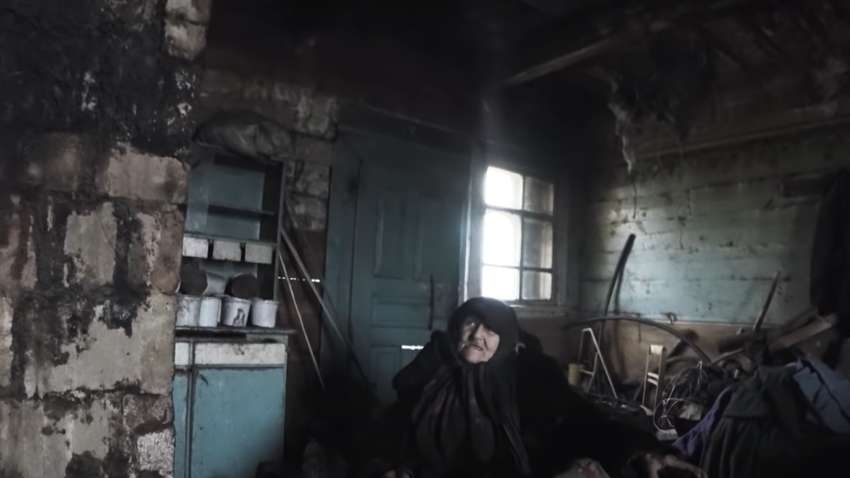 Среди поля, без тепла и света: одинокая 85-летняя женщина живет в аварийном доме Среди поля, без тепла и света: одинокая 85-летняя женщина живет в аварийном доме