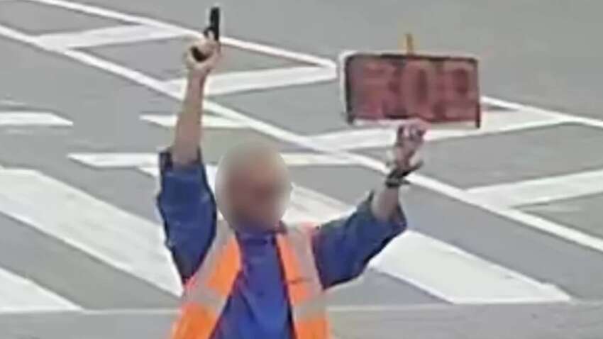 Чоловік з пістолетом оголошував «хвилину мовчання»