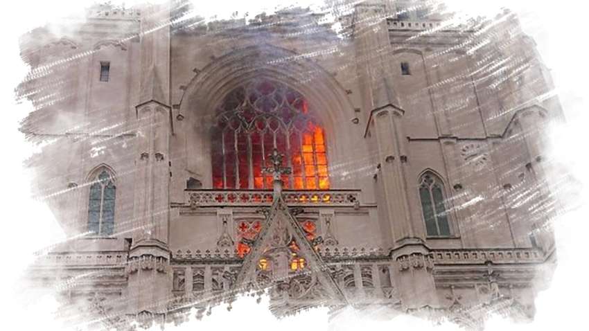 Нотр-Дамом справа не закінчилася: у Франції загорівся древній собор