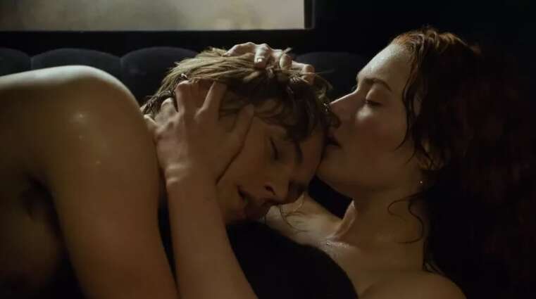 Так снимают сцены секса в фильмах: координатор по интимности показала неожиданные гаджеты для актеров